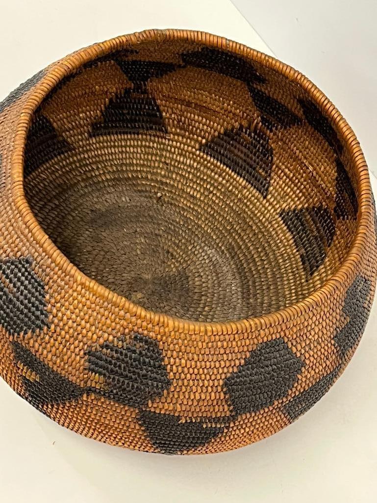 Native American Basket with geometric pattern - 2