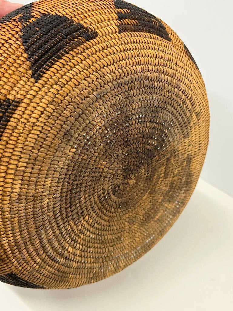 Native American Basket with geometric pattern - 4