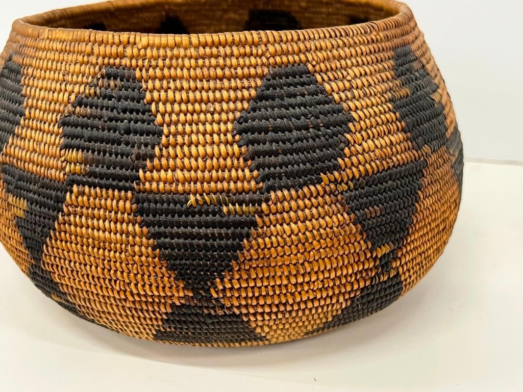 Native American Basket with geometric pattern - 6