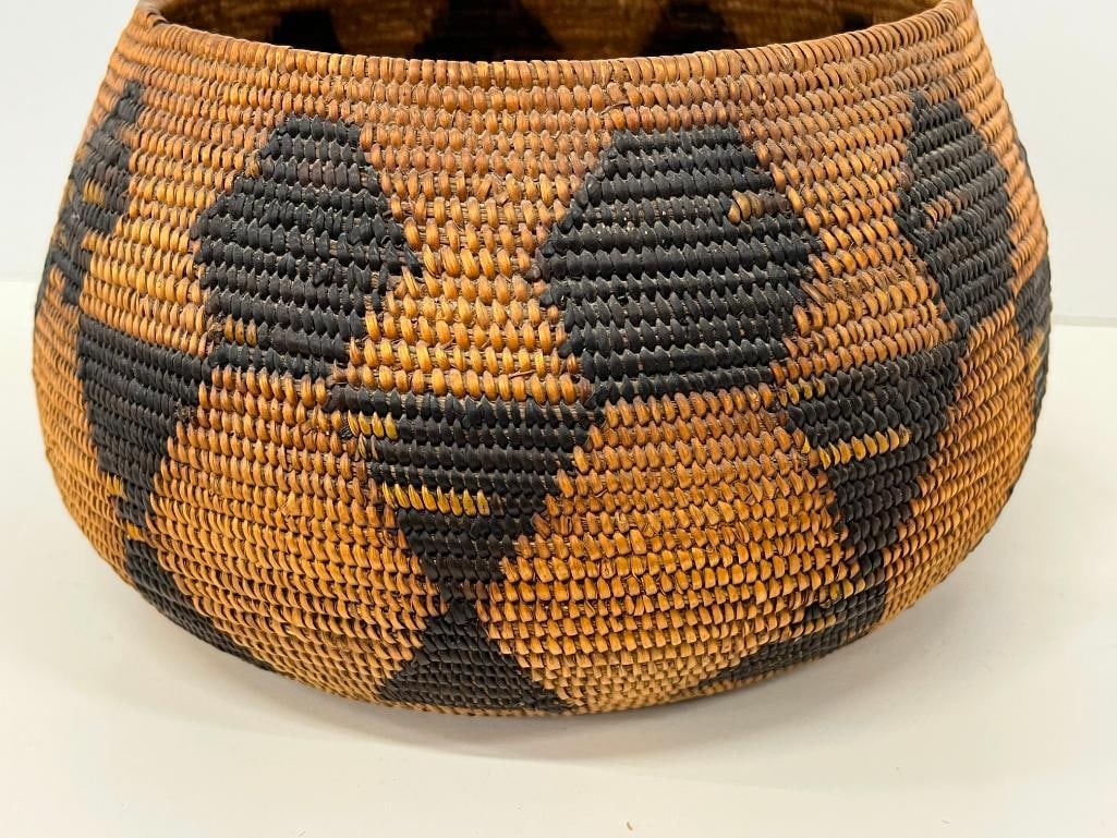 Native American Basket with geometric pattern - 7