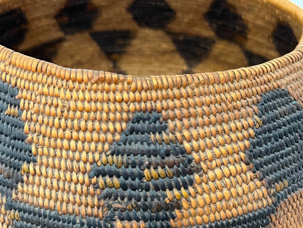 Native American Basket with geometric pattern - 8