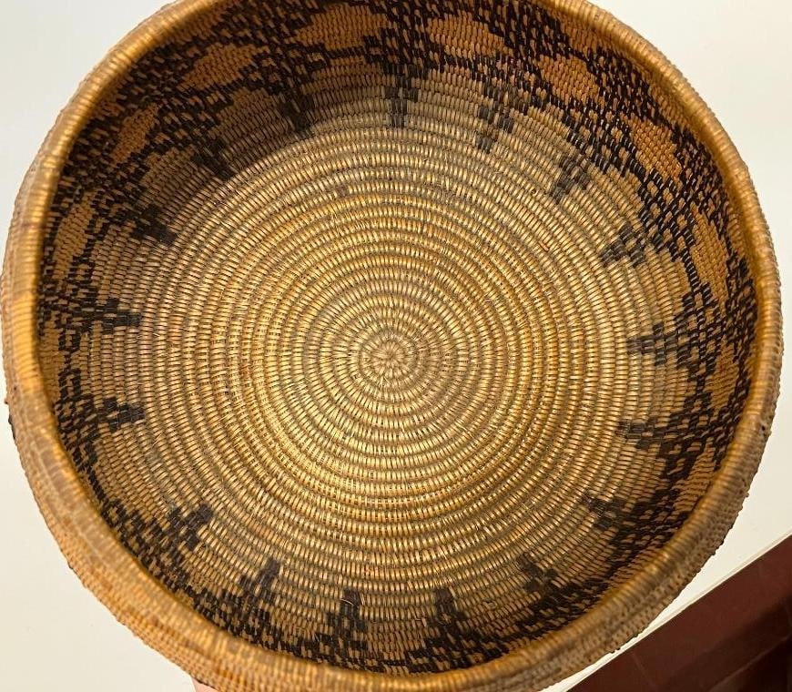 Native American coiled Basket with geometric pattern - 2