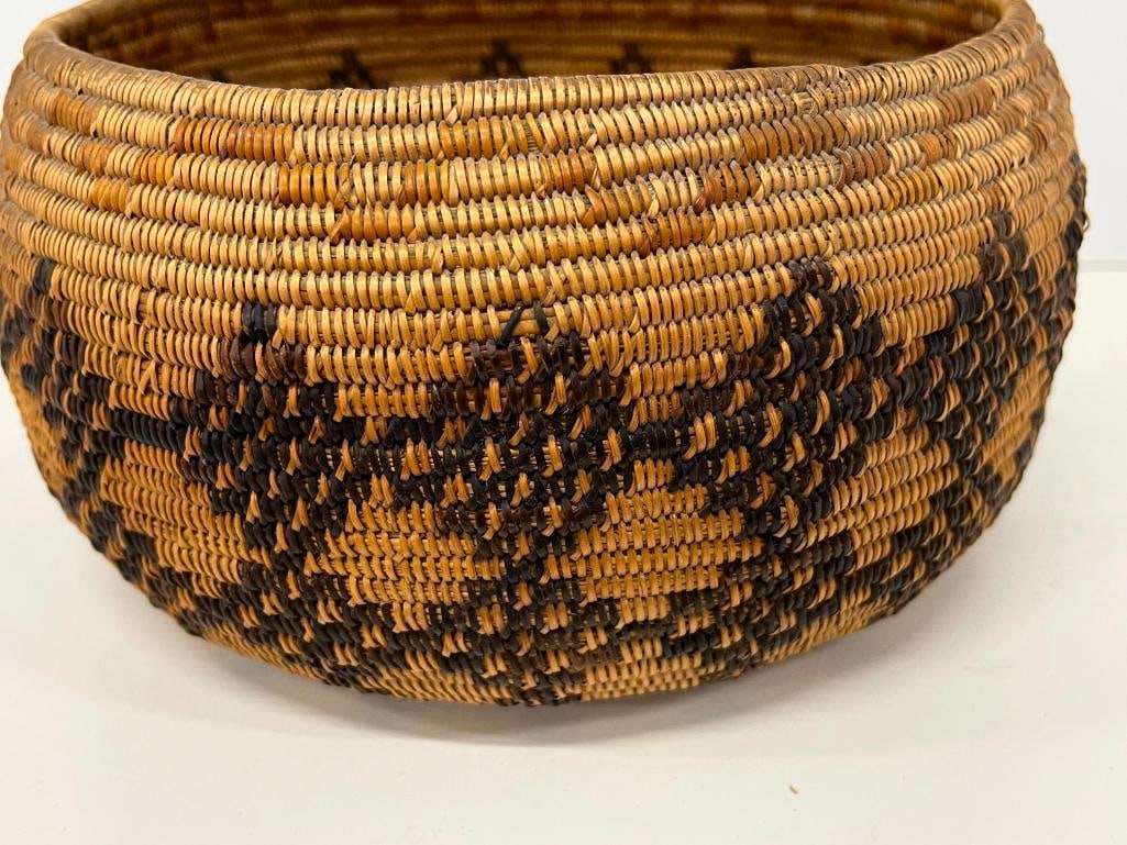 Native American coiled Basket with geometric pattern - 4
