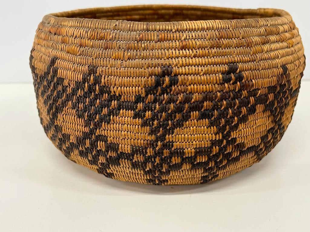 Native American coiled Basket with geometric pattern - 5
