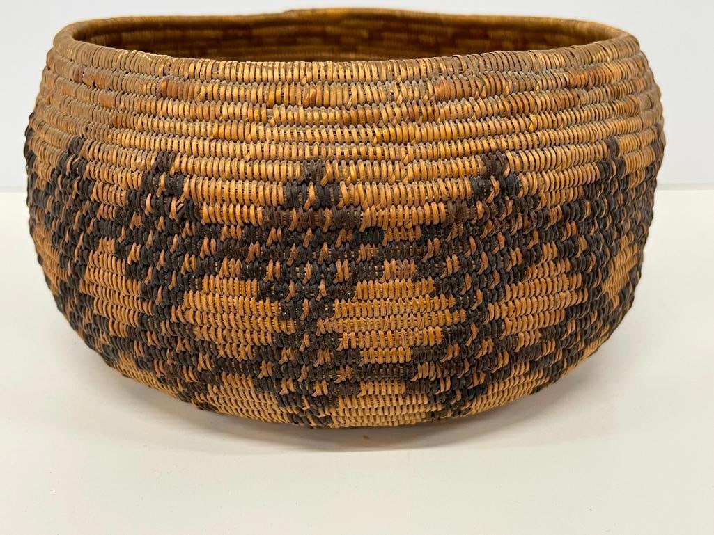 Native American coiled Basket with geometric pattern - 6