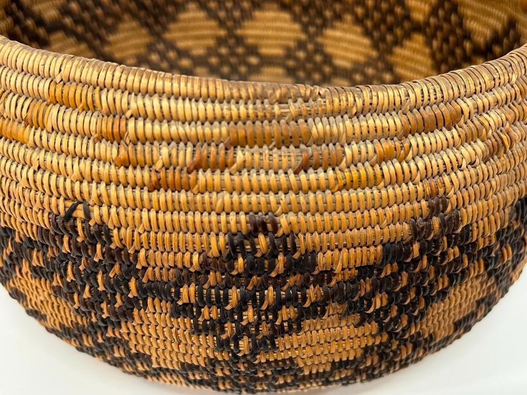 Native American coiled Basket with geometric pattern - 7