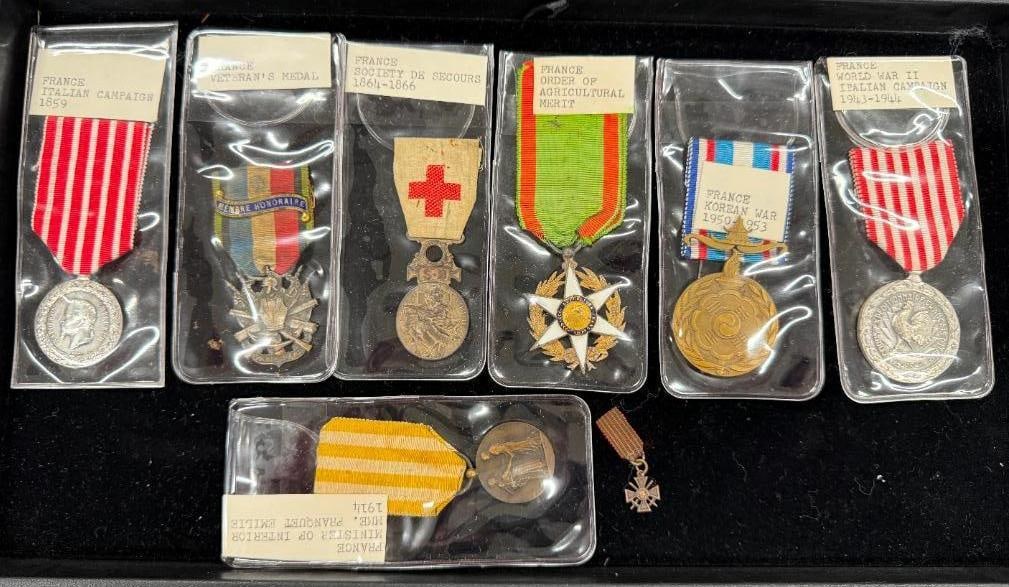 8 France Military Medals (1 of 9)
