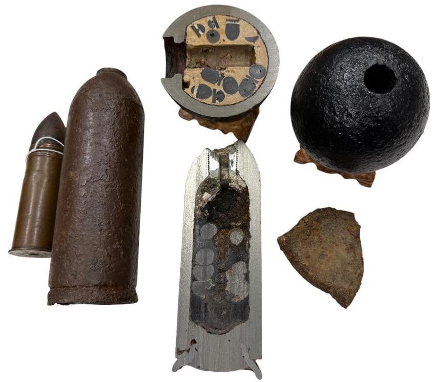 French WW1 Hotchkiss shell, Cannonball and more: French WW1 Hotchkiss shell, Cannonball and more. 6 pieces.