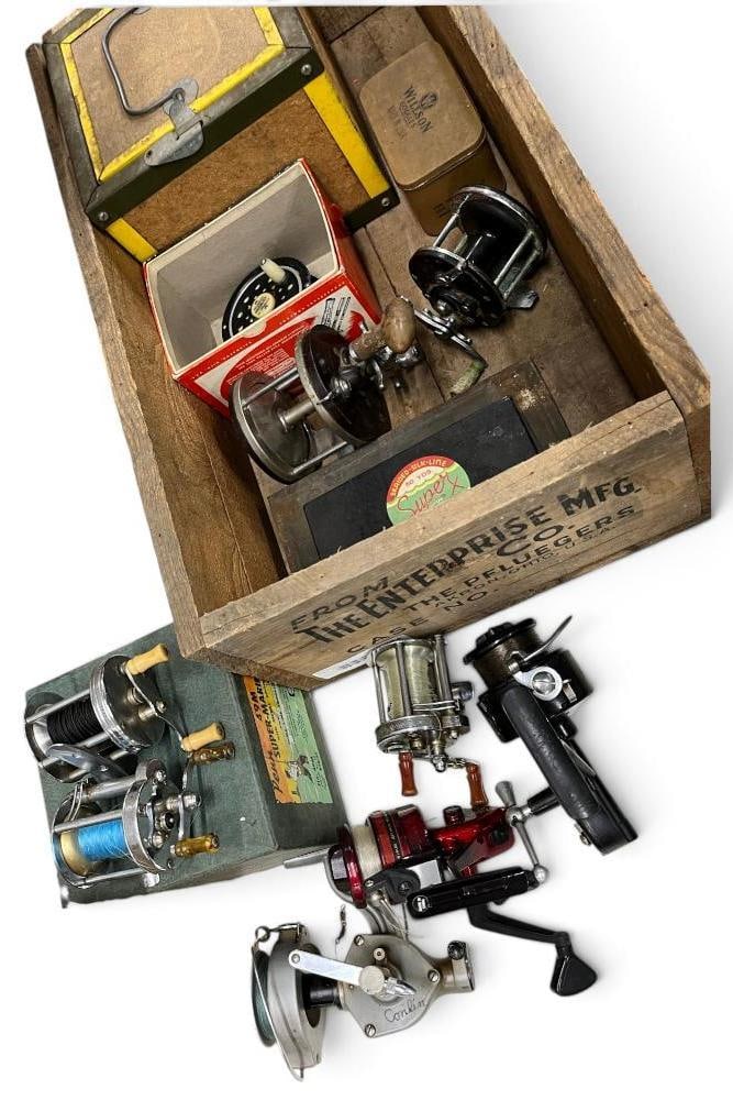 Pfluger advertising crate and fishing reels: Pfluger advertising crate, fishing reels, bait box and more. Approx. 15 pieces.