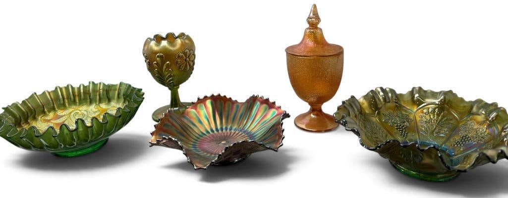 Carnival Glass bowls and lidded jar: Carnival Glass bowls and lidded jar. 5 pieces. Bowl approx. 8 inches.