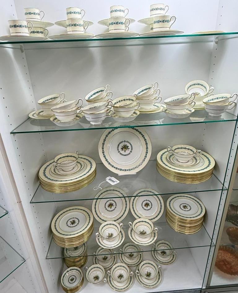 Wedgwood Appledore pattern tableware: Wedgwood Appledore pattern tableware. Approx. 165 pieces. Large plates approx. 11 inches.