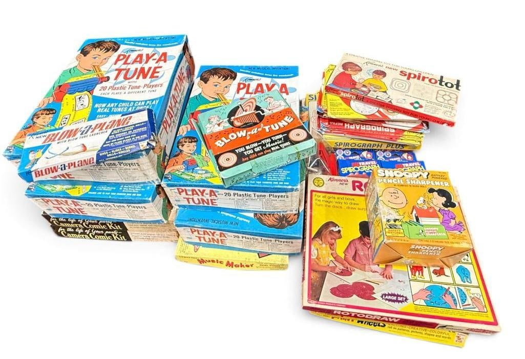 Play A Tune, Camera Comic Kit and more: Play A Tune, Camera Comic Kit, Spirograph and more vintage toys. Approx. 26 pieces.