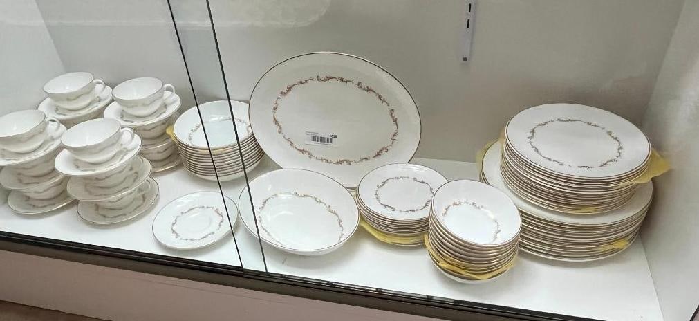 Royal Doulton white and gold gilt tableware: Royal Doulton white and gold gilt tableware. Approx. 90 pieces.