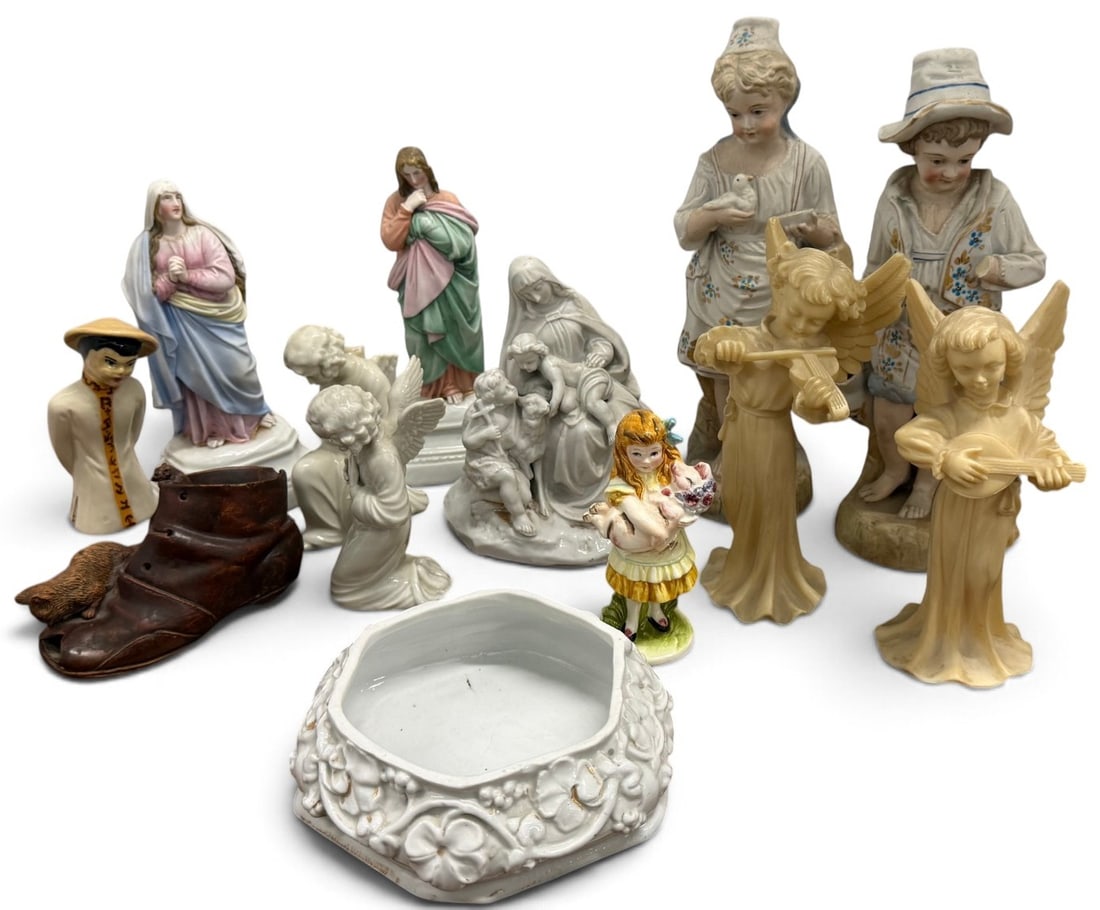 Porcelain Angel figures and more: Porcelain Angel figures and more. Approx. 13 pieces.