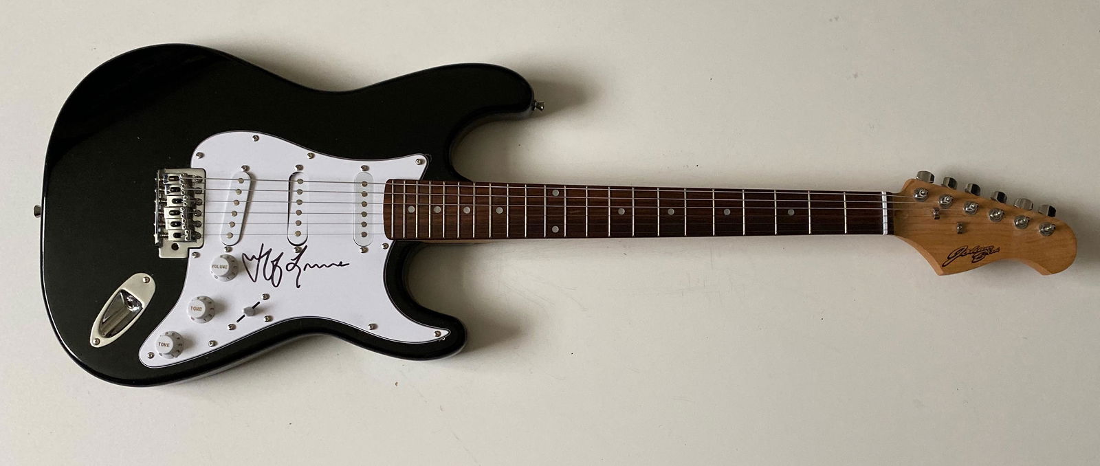 Jeff Lynne ELO Signed Electric Guitar Certified: This lot is an electric guitar autographed by Jeff Lynne of ELO.