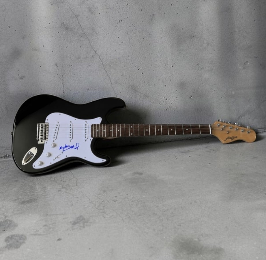 Keith Richards The Rolling Stones Signed Electric Guitar: This lot is an electric guitar, autographed by Keith Richards of The Rolling Stones. Item comes with third party authentication including interactive QR code, item details and scoring.