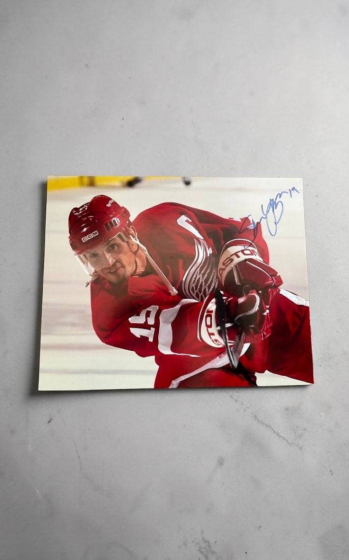 Steve Yzerman Signed Photograph (1 of 1)