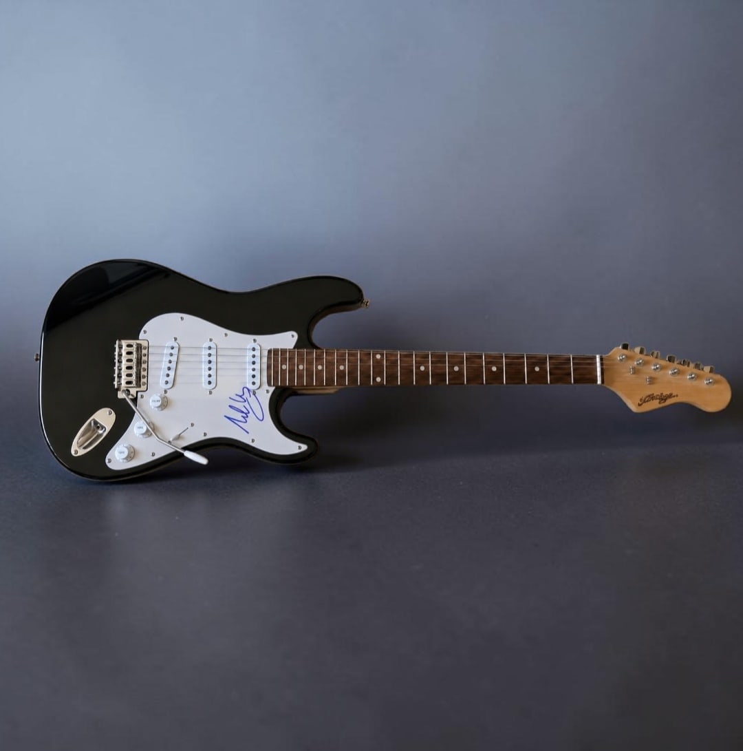 Eddie Van Halen Signed Electric Guitar (1 of 2)