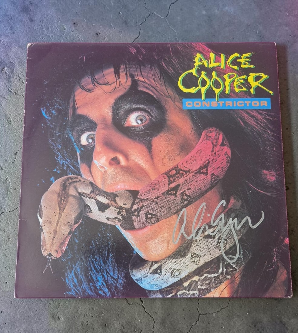 Alice Cooper Constrictor Signed Vinyl LP: This lot is a vinyl LP (Constrictor), autographed by Alice Cooper. If you wish to upgrade to a third party authentication with holographic QR code and item scoring, an additional charge of 30 UK Pound