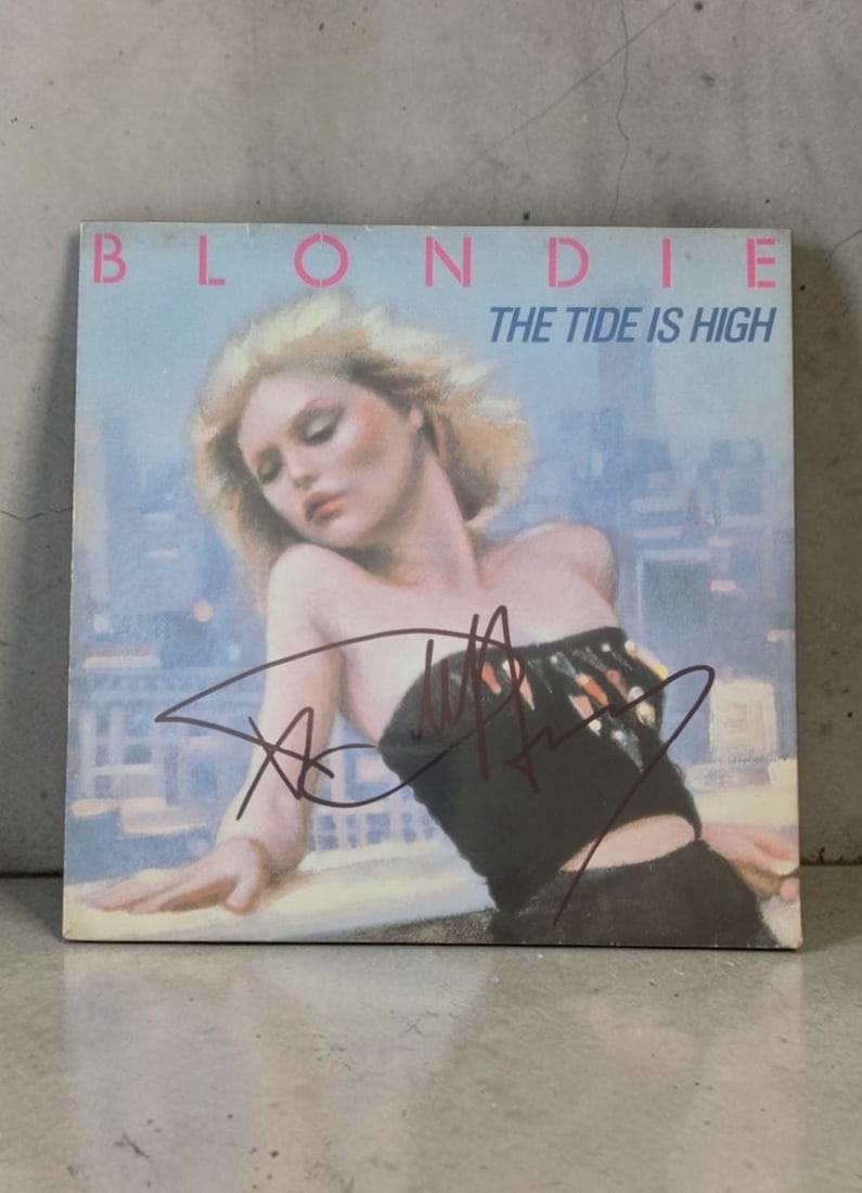 Debbie Harry Blondie The Tide Is High Signed 7" Vinyl: This lot is a 7" vinyl (The Tide Is High), autographed on the front of the vinyl cover by Debbie Harry of Blondie. If you wish to upgrade to a third party authentication with holographic QR code and i
