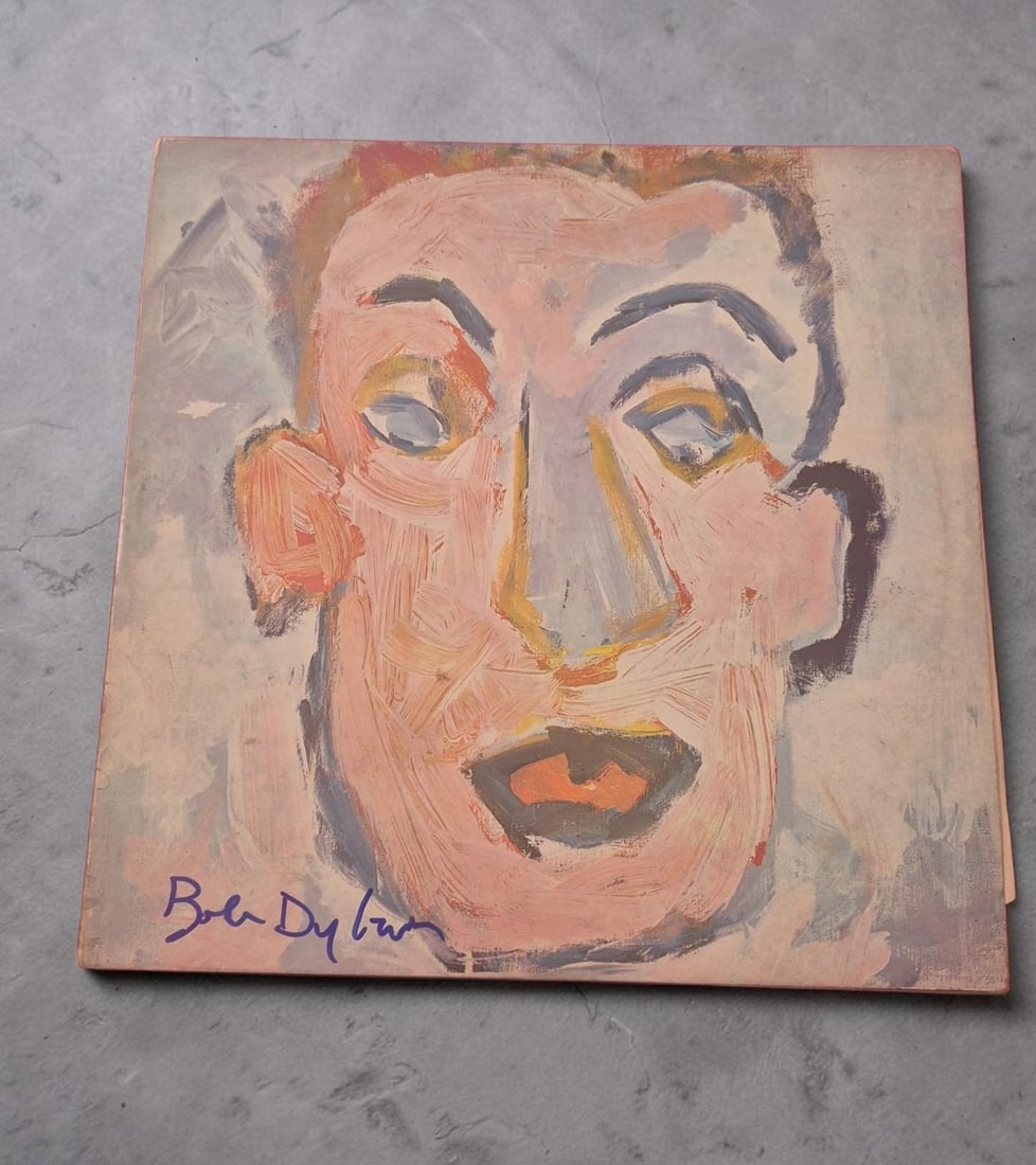 Bob Dylan Self Portrait Signed Vinyl LP: This lot is a vinyl LP (Self Portrait), autographed by Bob Dylan. If you wish to upgrade to a third party authentication with holographic QR code and item scoring, an additional charge of 30 UK Pound 