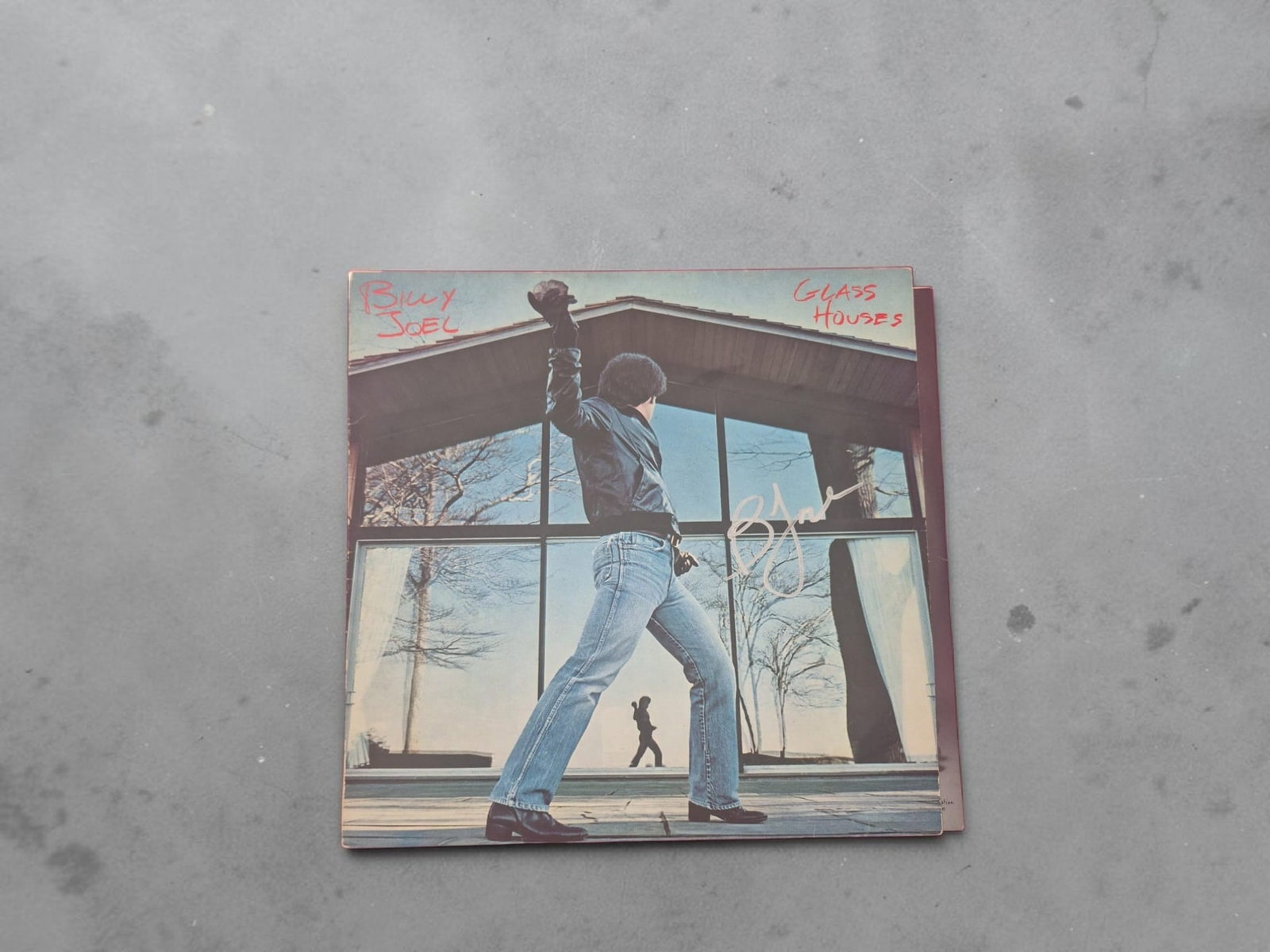 Billy Joel Glass Houses Signed Vinyl LP: This lot is a vinyl LP (Glass Houses), autographed by Billy Joel. If you wish to upgrade to a third party authentication with holographic QR code and item scoring, an additional charge of 30 UK Pound 