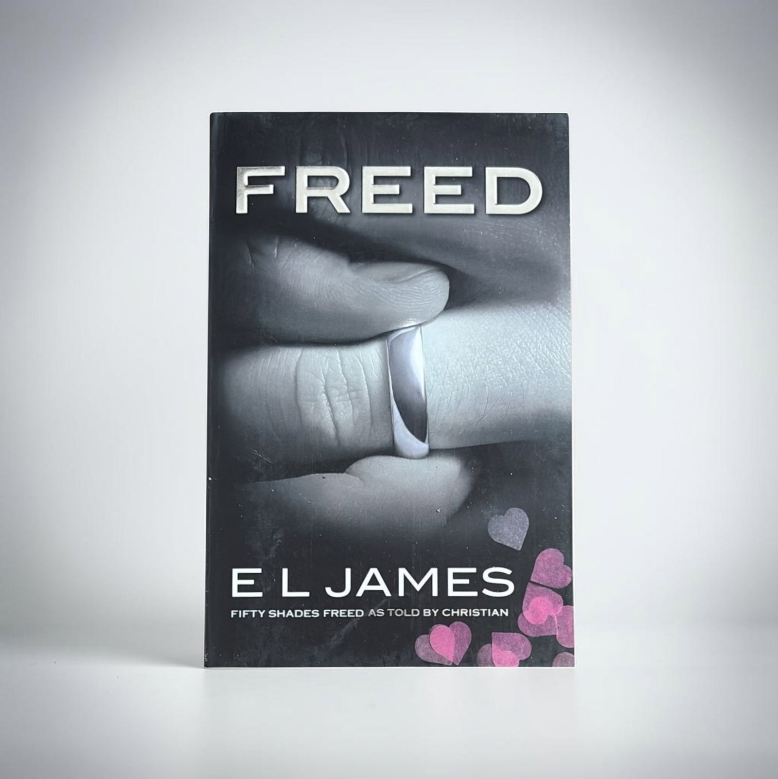 E L James Signed Paper Back Fifty Shades Freed Book: This lot is a paper back book (Fifty Shades Freed), autographed by E L James. If you wish to upgrade to a third party authentication with holographic QR code and item scoring, an additional charge of 