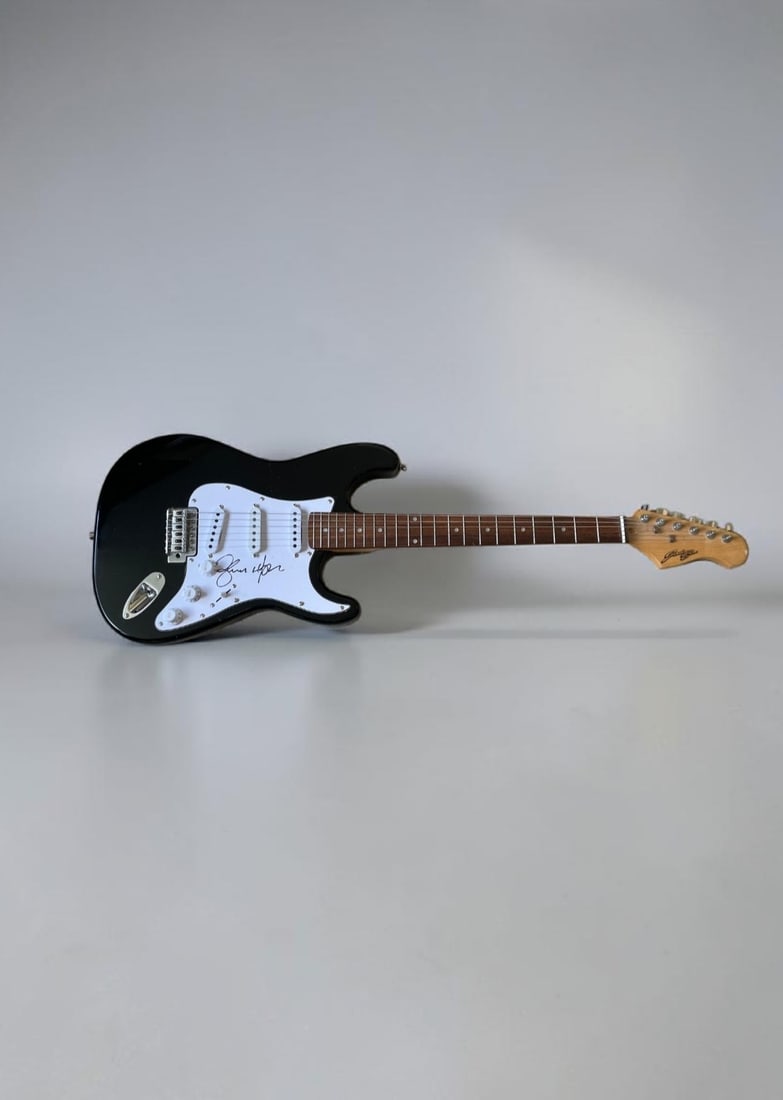 Glenn Hughes Deep Purple / White Snake Signed Stratocaster Style Electric Guitar: This lot is a Stratocaster style electric guitar, autographed by Glenn Hughes of Deep Purple and White Snake. If you wish to upgrade to a third party authentication with holographic QR code and item s