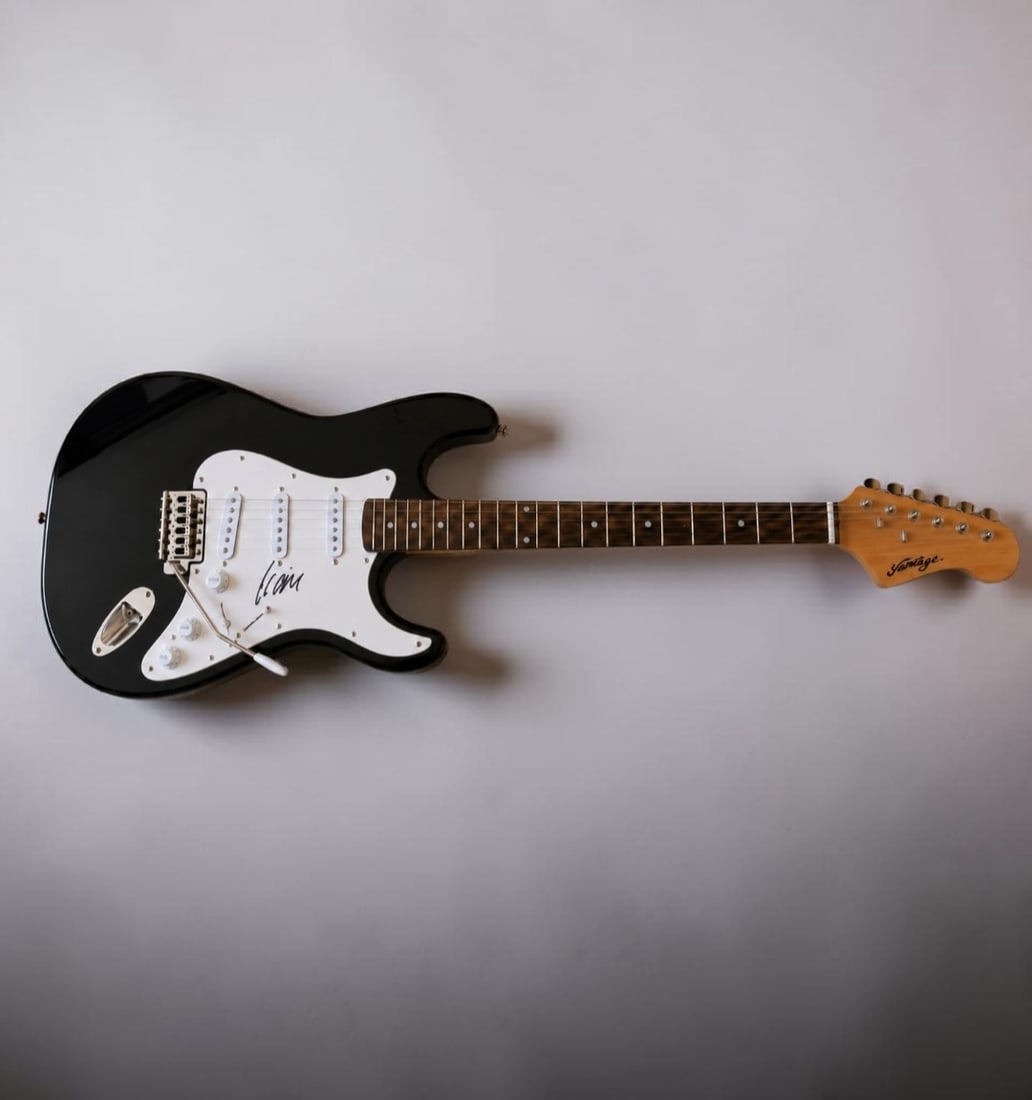 Liam Gallagher Oasis Signed Stratocaster Style Electric Guitar (1 of 2)