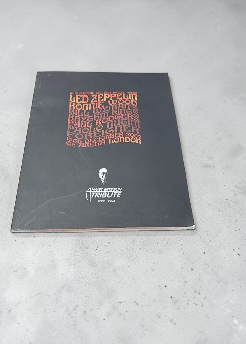 Led Zeppelin Paper Back Programme With CD Not Signed: This lot is a paper back programme with CD (Celebration Day 2007). This item is not signed and in very Good Condition.