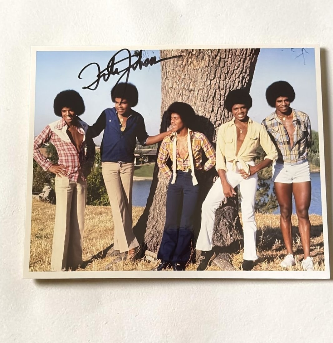 Tito Jackson Signed Photograph: This lot is a 10 x 8" photograph, autographed by Tito Jackson. If you wish to upgrade to a third party authentication with holographic QR code and item scoring, an additional charge of 30 UK Pound wou