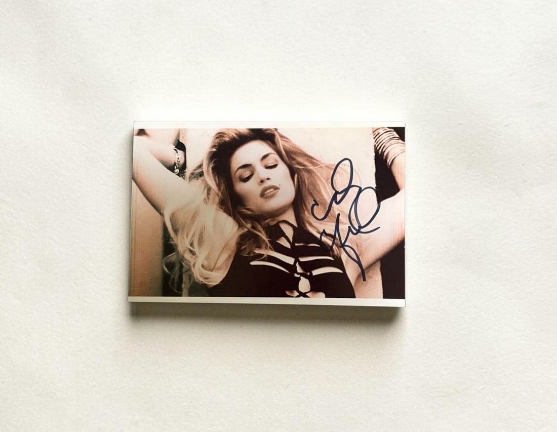 Cindy Crawford Signed Photograph: This lot is a 5x3" photograph, autographed by Cindy Crawford. If you wish to upgrade to a third party authentication with holographic QR code and item scoring, an additional charge of 30 UK Pound woul