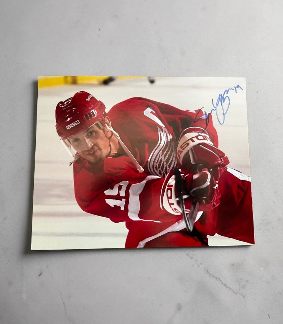 Steve Yzerman Signed Photograph: This lot is an 8x10" photograph, autographed by Steve Yzerman. If you wish to upgrade to a third party authentication with holographic QR code and item scoring, an additional charge of 30 UK Pound