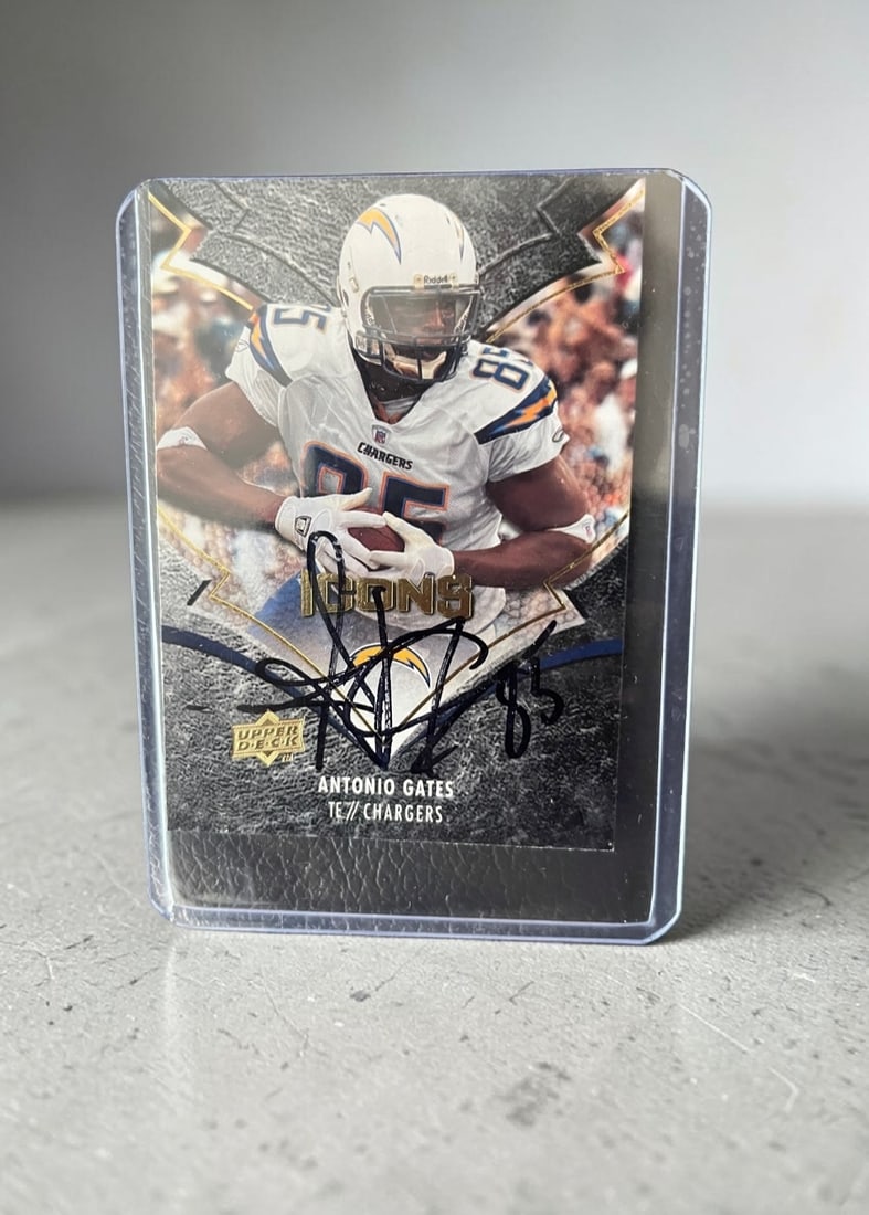 Antonio Gates Signed Upper Deck Collectors Card: This lot is an Upper Deck collectors card, autographed by Antonio Gates. If you wish to upgrade to a third party authentication with holographic QR code and item scoring, an additional charge of 30 UK