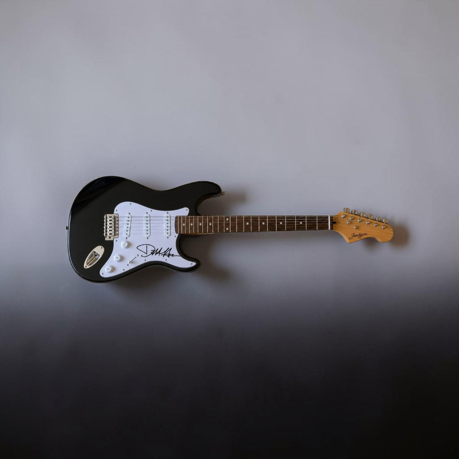 Debbie Harry Blondie Signed Electric Guitar: This lot is an electric guitar, autographed by Debbie Harry of Blondie. If you wish to upgrade to a third party authentication with holographic QR code and item scoring, an additional charge of 30 UK