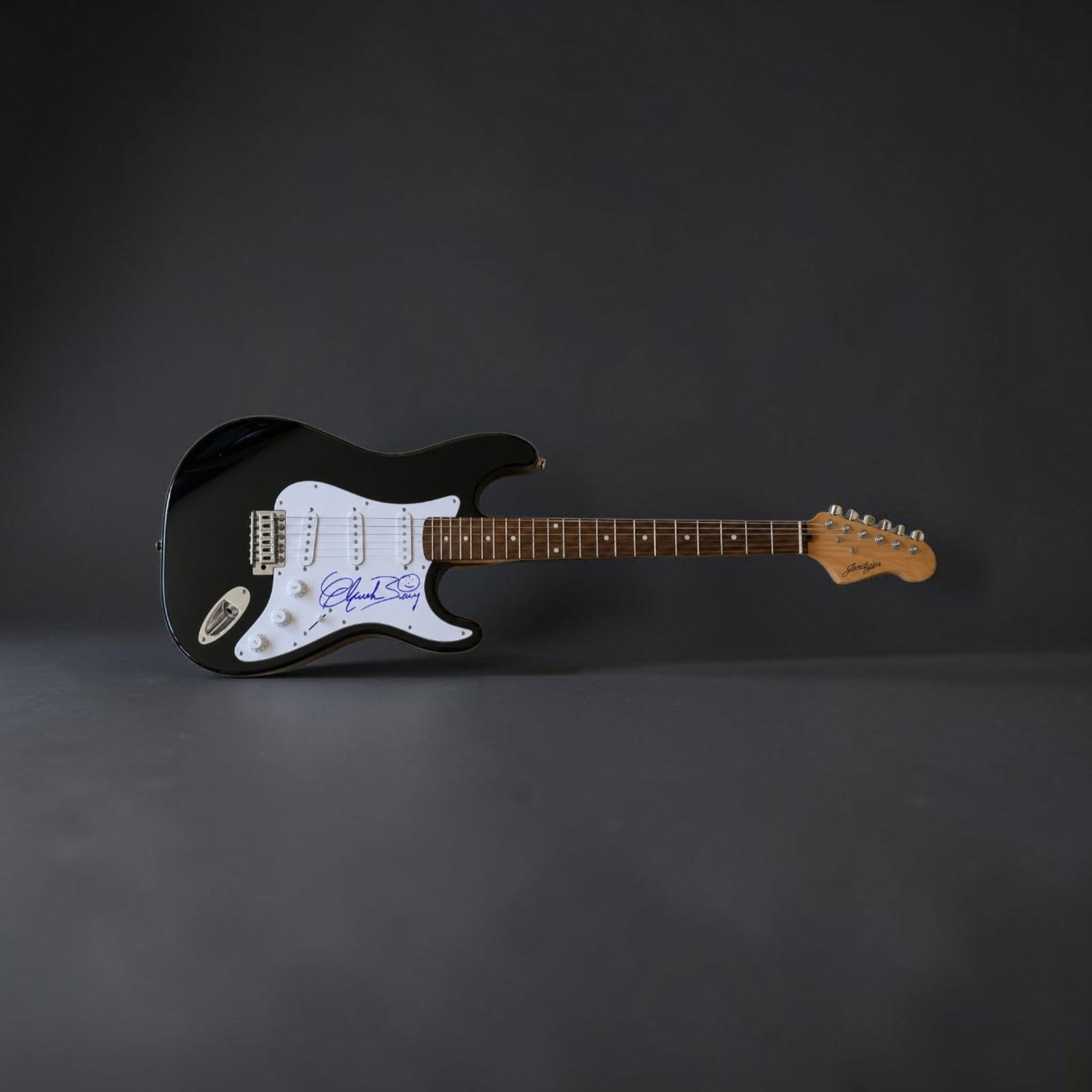 Chuck Berry Signed Electric Guitar: This lot is an electric guitar, autographed by Chuck Berry. If you wish to upgrade to a third party authentication with holographic QR code and item scoring, an additional charge of 30 UK Pound would