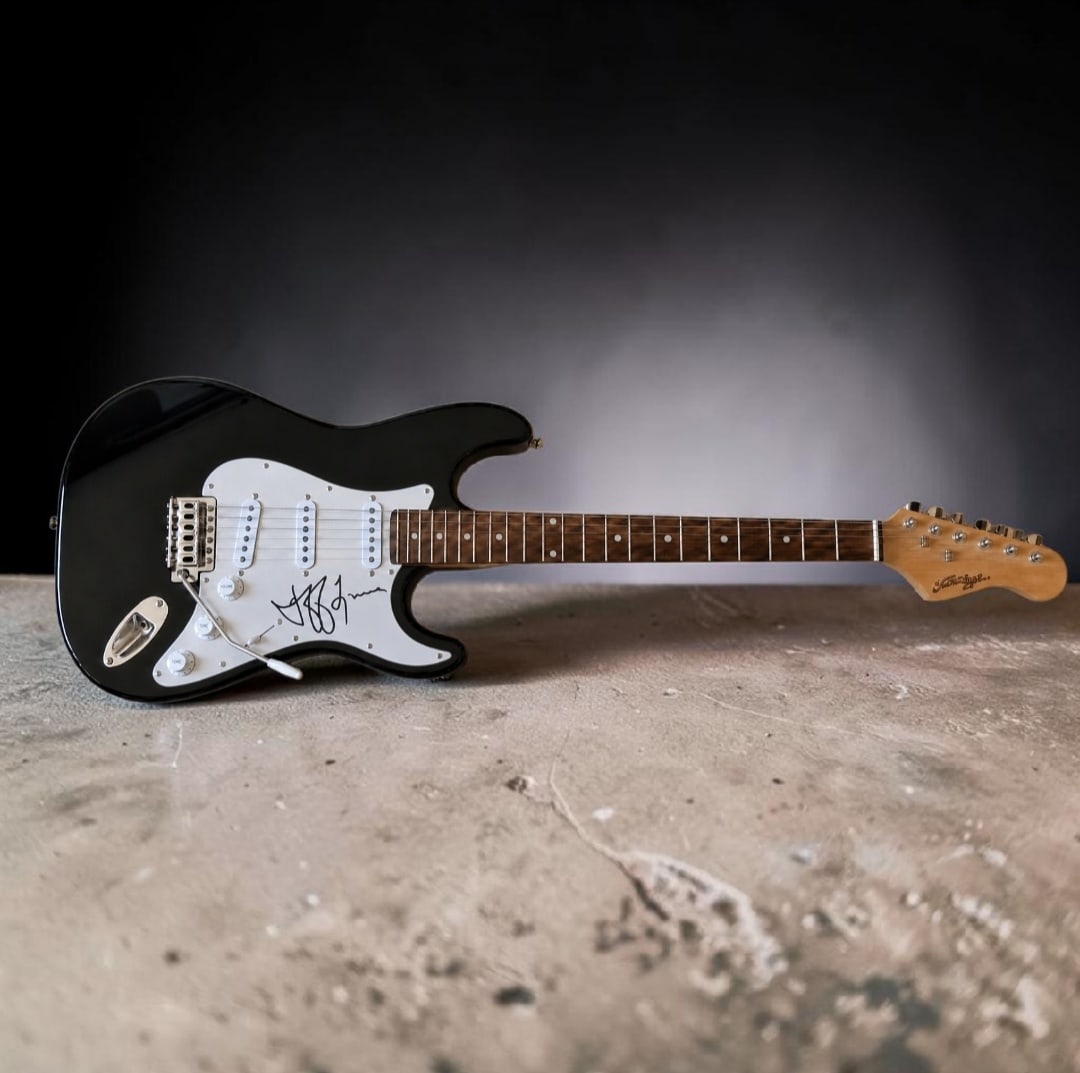 Jeff Lynne ELO Signed Electric Guitar: This lot is an electric guitar, autographed by Jeff Lynne of ELO. If you wish to upgrade to a third party authentication with holographic QR code and item scoring, an additional charge of 30 UK Pound 