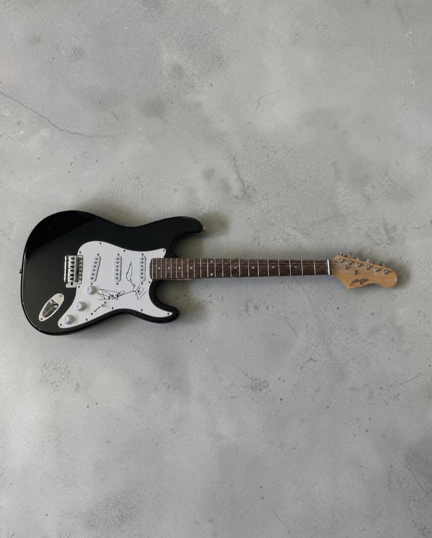 Slade Signed Electric Guitar: This lot is an electric guitar, autographed by Dave Hill and Don Powell of Slade. If you wish to upgrade to a third party authentication with holographic QR code and item scoring, an additional charge