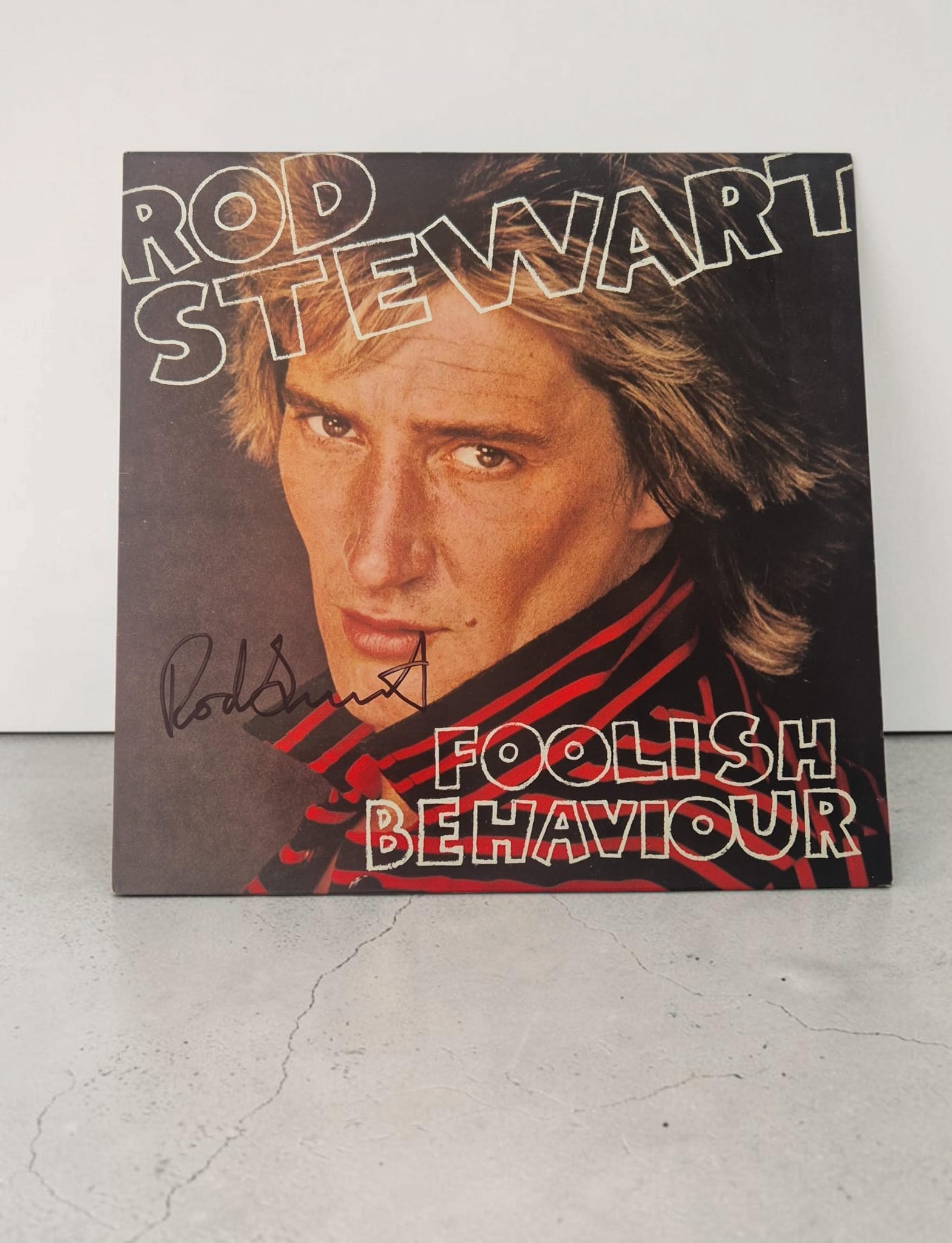 Rod Stewart Foolish Behaviour Signed Vinyl LP: This lot is a vinyl LP (Foolish Behaviour), autographed by Rod Stewart. If you wish to upgrade to a third party authentication with holographic QR code and item scoring, an additional charge of 30 UK 