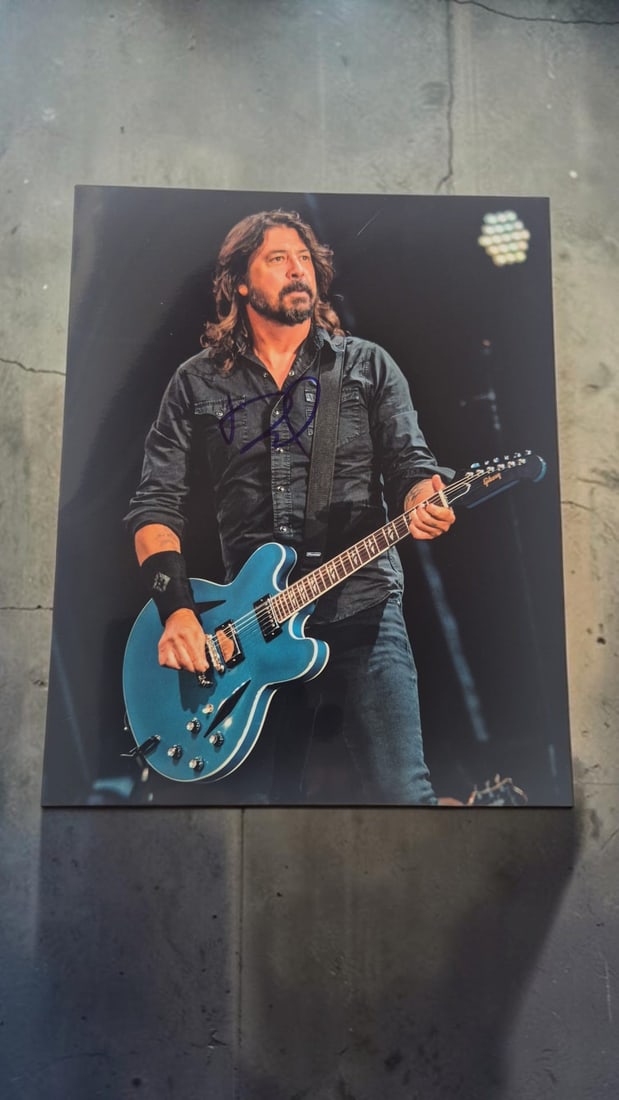 Dave Grohl Nirvana/ Foo Fighters Signed Photograph (1 of 1)