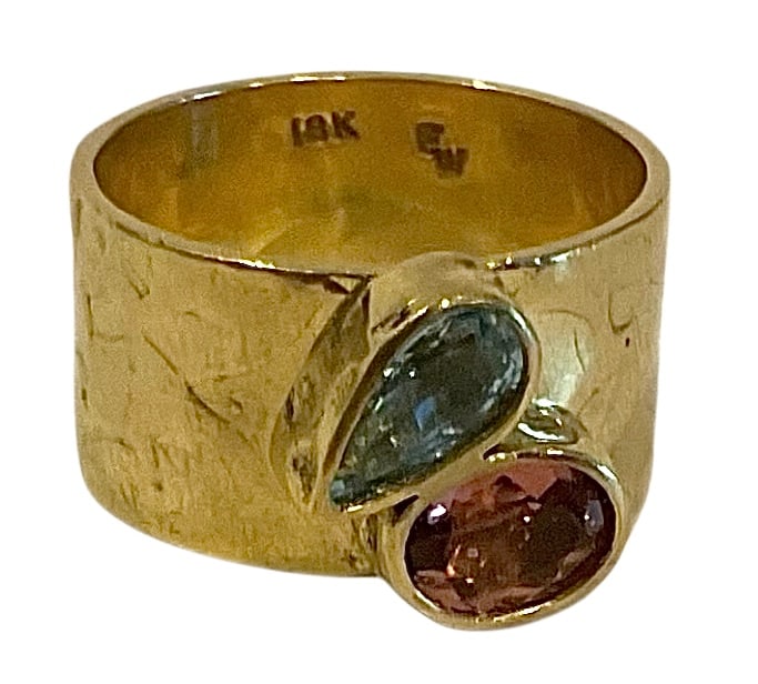 Ed Wiener signed 18K gold hammered gemstone ring mid century modern: Ed Wiener signed 18K gold hammered gemstone ring mid century modern. Size is 6 1/4. Weight is 9.2 grams.