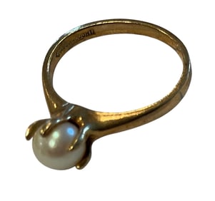 10k Gold handwrought ring with pearl