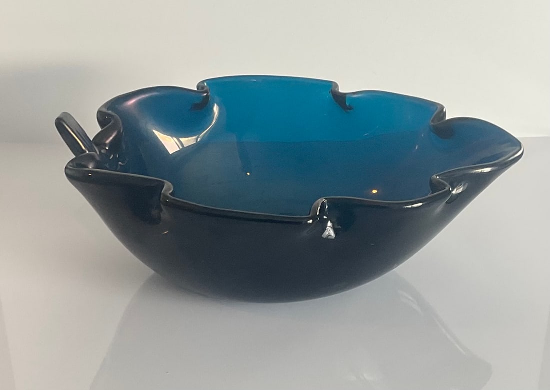 Model 2645 Tyra Lundgren Venini Leaf Bowl circa 1930s to 1940's: Model 2645 Tyra Lundgren Venini Leaf Bowl circa 1930s to 1940's. Signed with 4 line acid signature "venini murano made in italy"