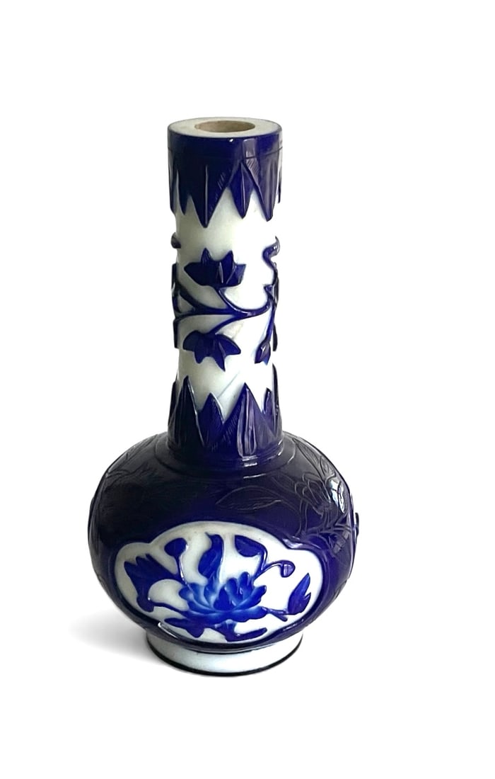 Antique Chinese Peking glass vase in vibrant blue and white décor: Antique Chinese Peking glass vase in vibrant blue and white décor