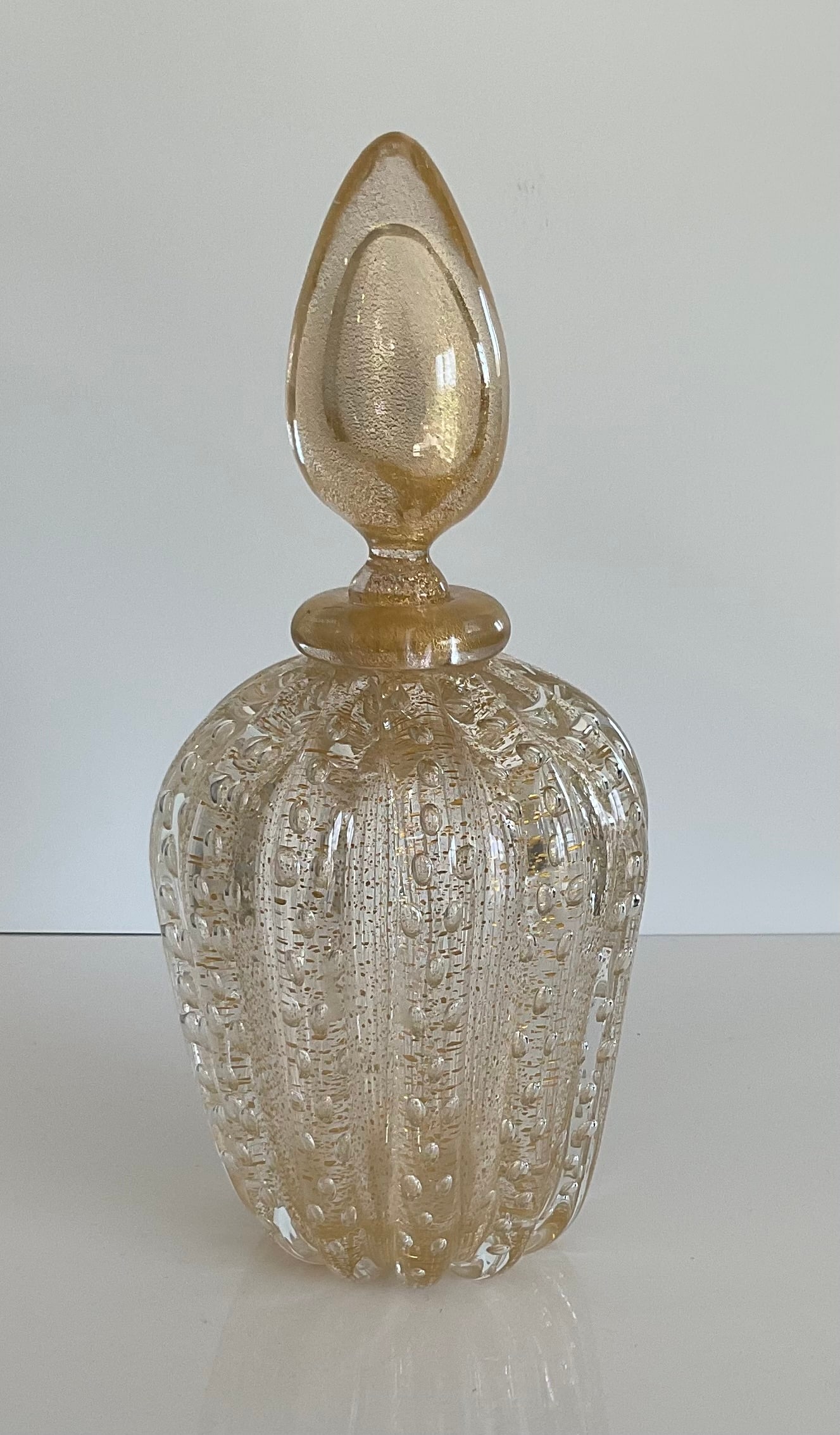 Gambarro and Poggi Murano art glass decanter in gold with controlled bubbles: Gambarro and Poggi Murano art glass decanter in gold with controlled bubbles