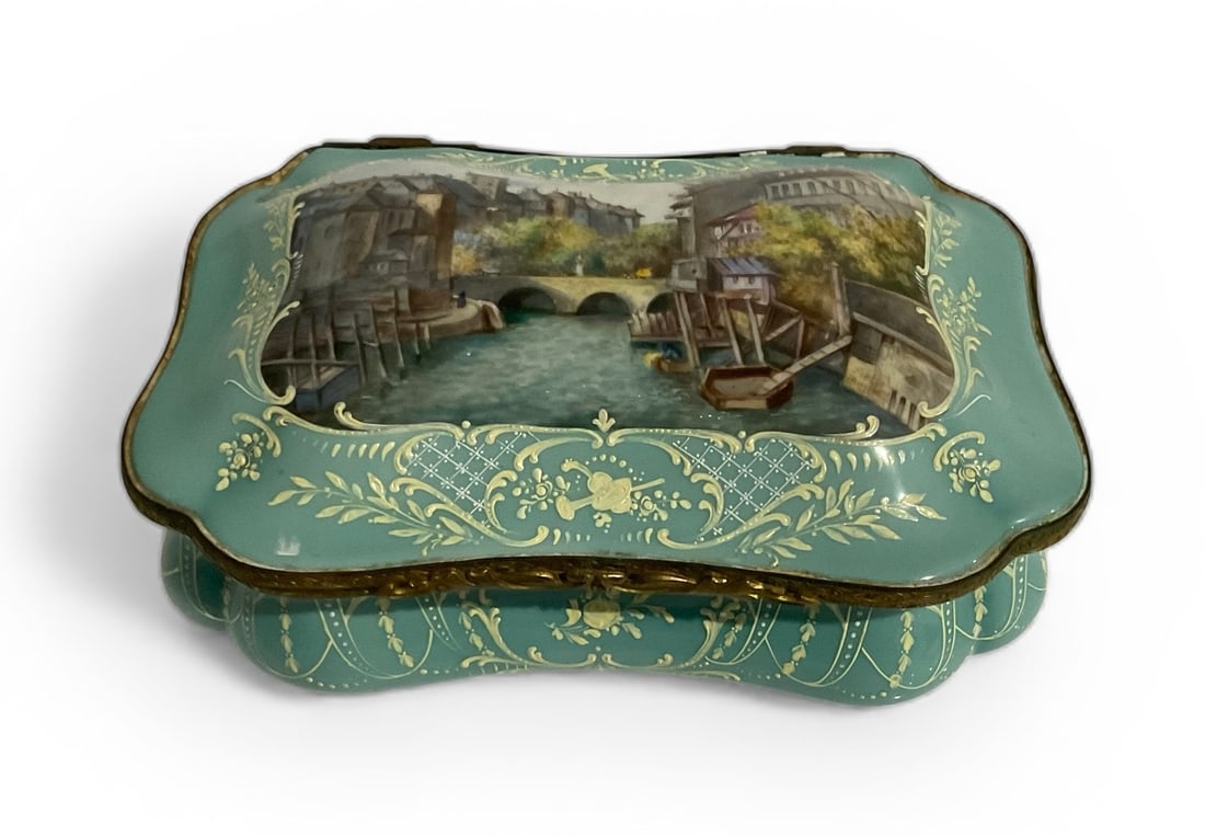 Dresden 19th Century hand painted porcelain box: Dresden 19th Century hand painted porcelain box