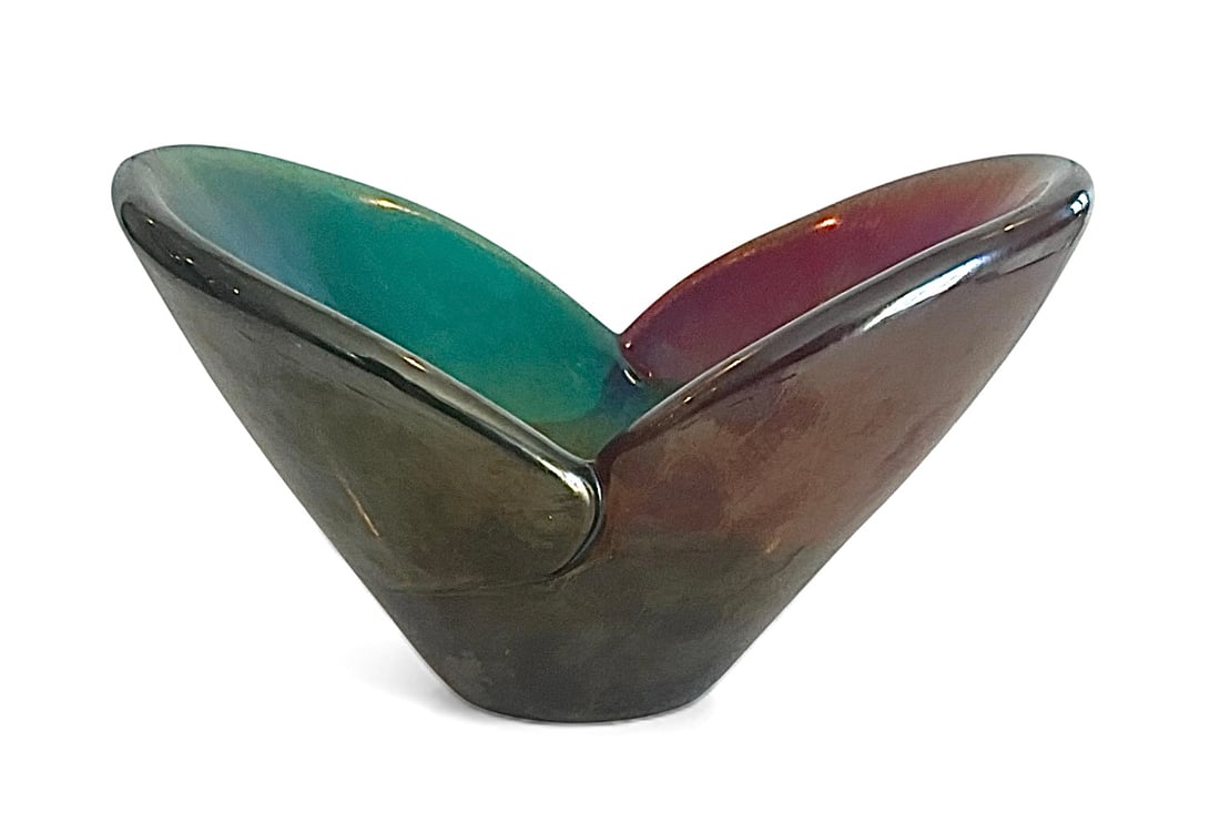 AVeM Murano art glass sculptural bowl with irridized finish: AVeM Murano art glass sculptural bowl with irridized finish