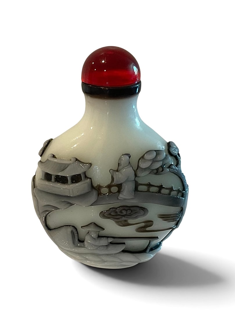 Chinese Pe King carved glass snuff bottle (1 of 1)