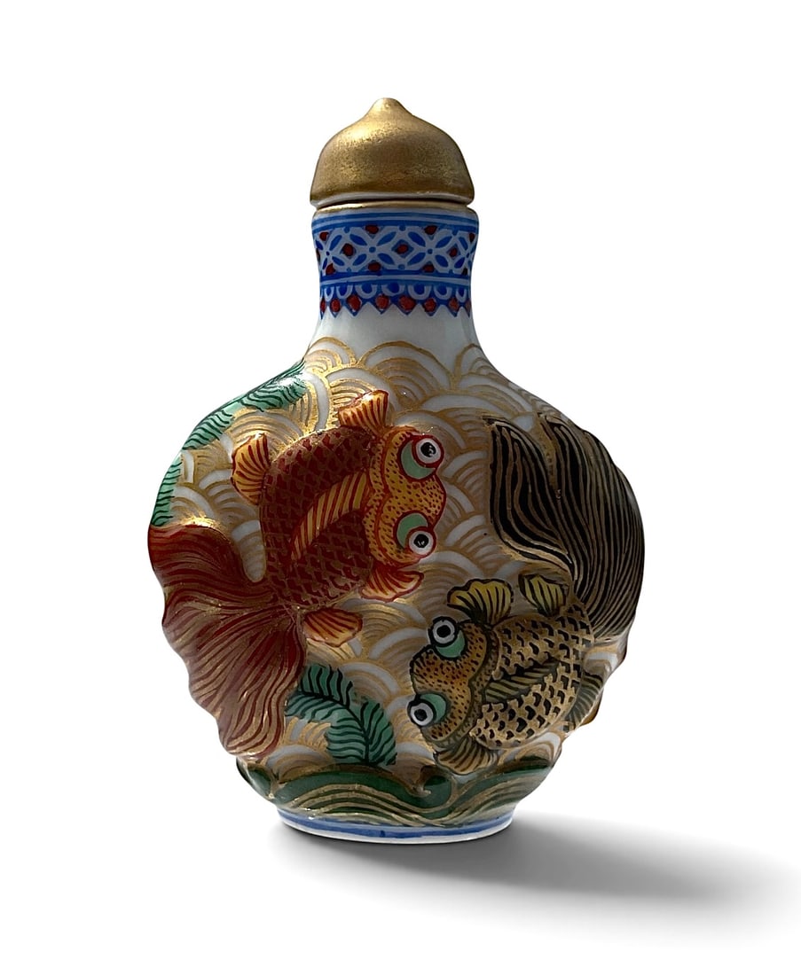 Signed Chinese Porcelain snuff bottle with fish decoration (1 of 5)