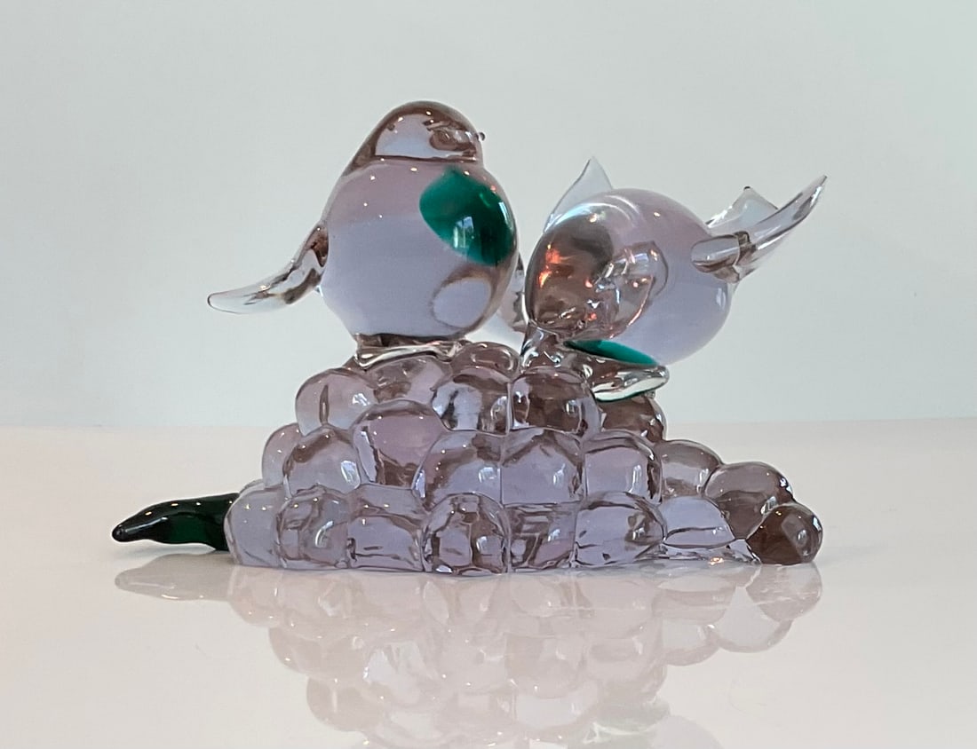 Murano art glass pair of birds sculpture on grapes glows pink under blacklight: Murano art glass pair of birds sculpture on grapes glows pink under blacklight. Most likely made at Cenedese.